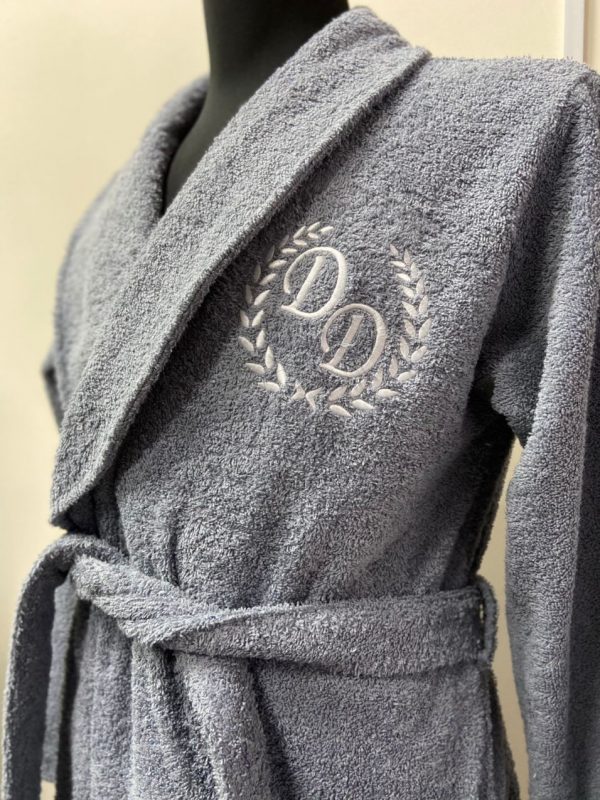 Халат с вышивкой на груди