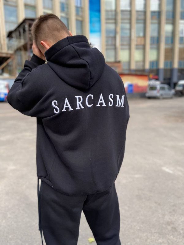 Костюм мужской с вышивкой на спине и капюшоном